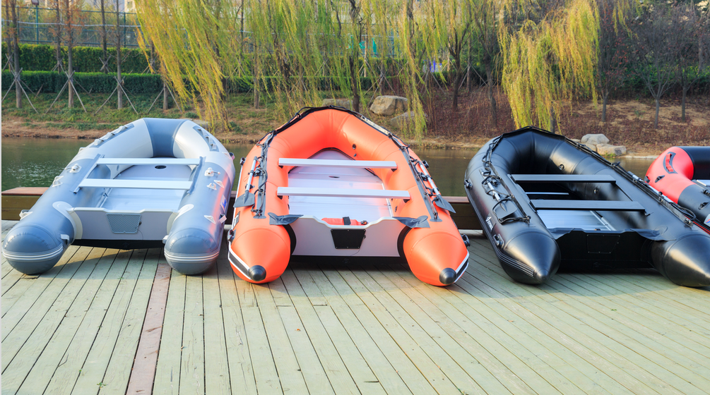 Schickes, tragbares Boot mit Außenbordmotor 