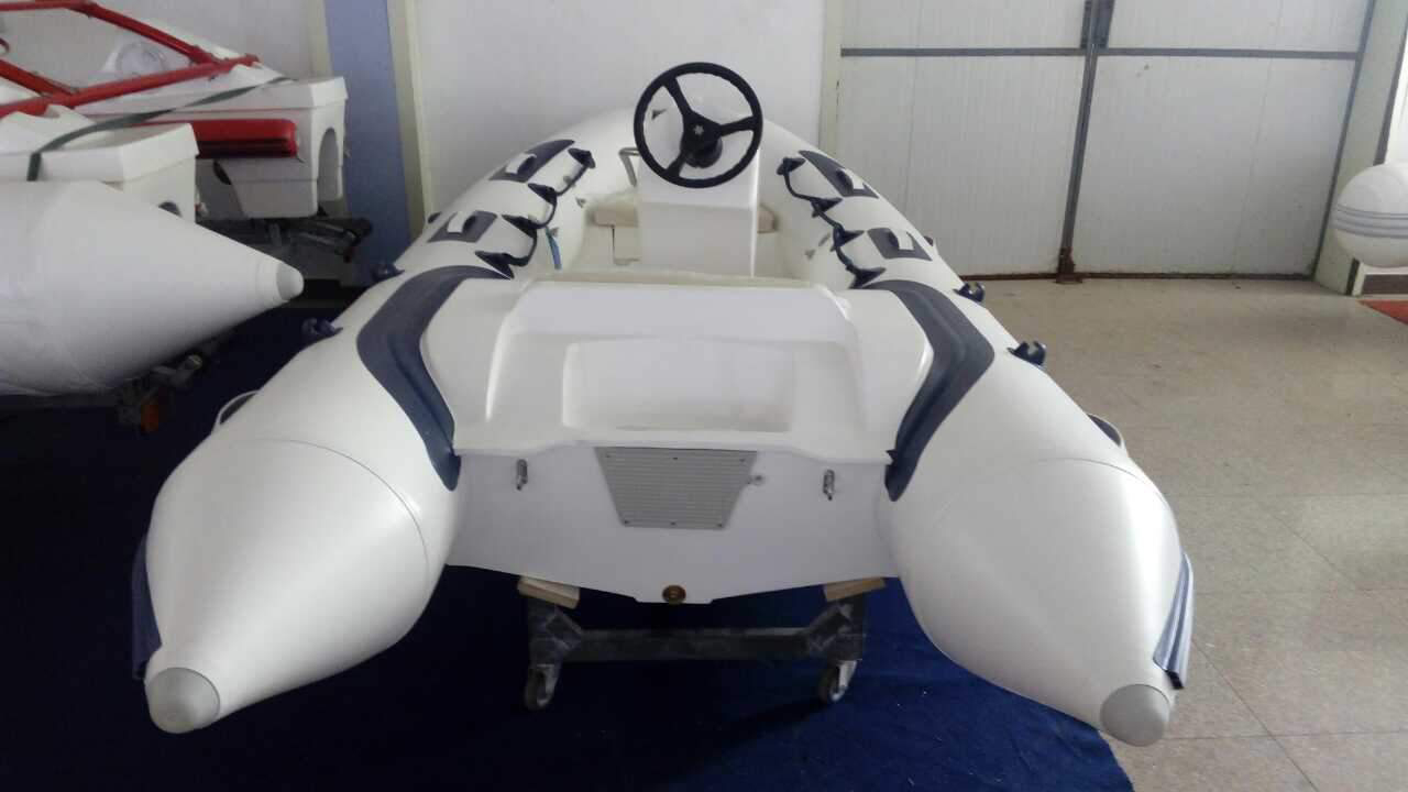 Außenbordmotor für Glasfaser-Fischerboot