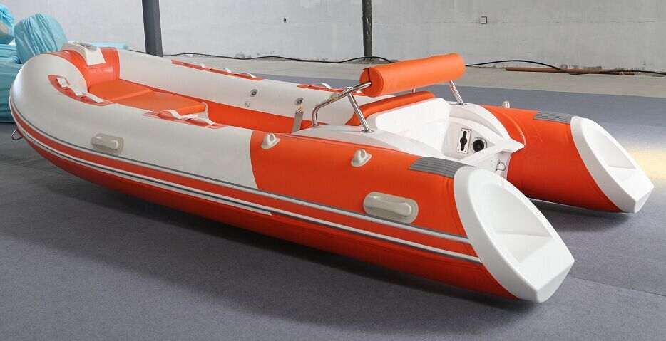 PVC-Angelboot mit Außenbordmotor zum Angeln